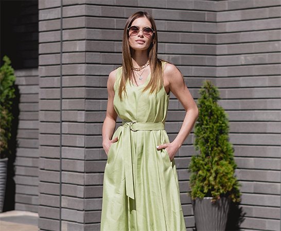 Girl in green dress embracing spring hair|Number 4 High Performance Hair Care Essentials|Clarifying Shampoo|Super Comb Prep & Protect|Number 4 High Performance Hair Care Essentials